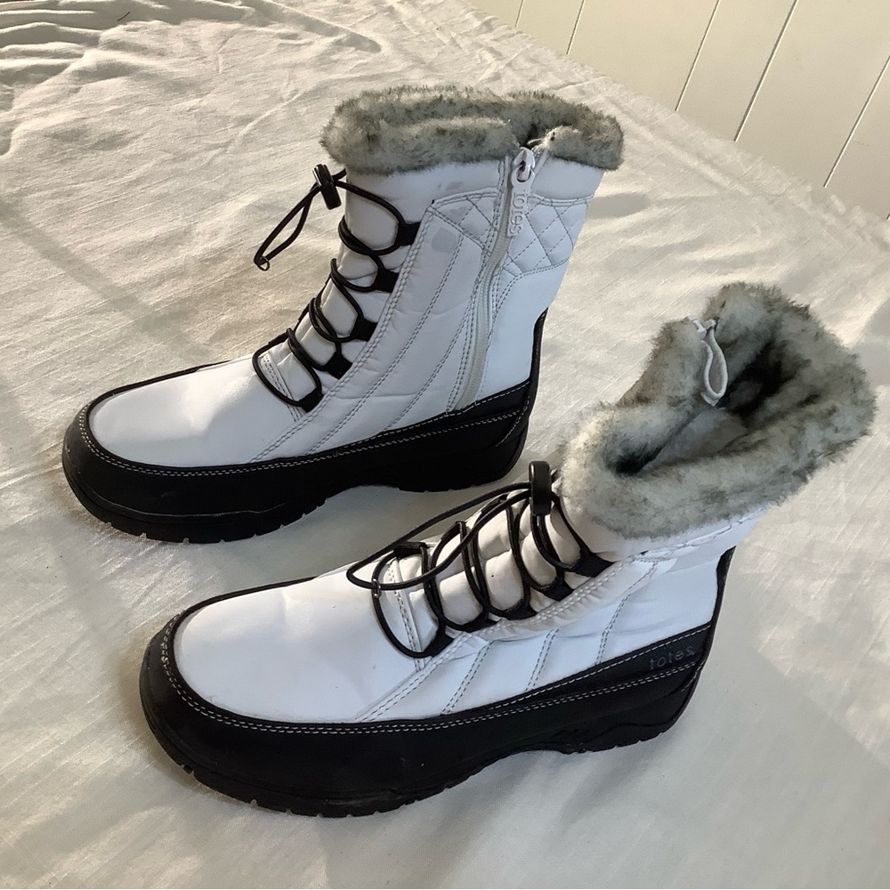Totes Women's Black and White ankle  Winter Boots size 8